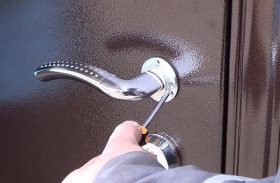 Замена дверной ручки металлической двери в Новороссийске
